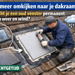 Vakman die een oud dakraam permanent afdicht met isolatie en waterdichte afwerking op een schuin dak