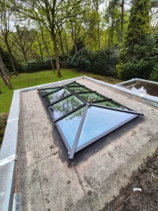 Lichtstraat op een Plat Dak van Buiten